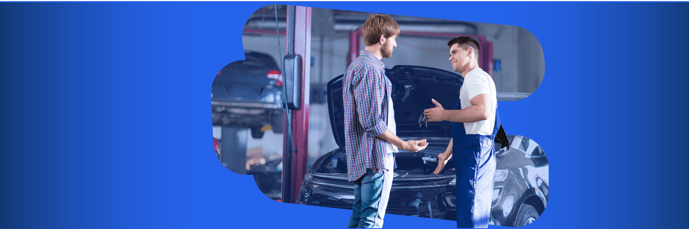 Cliente y especialista automotriz junto a un vehículo